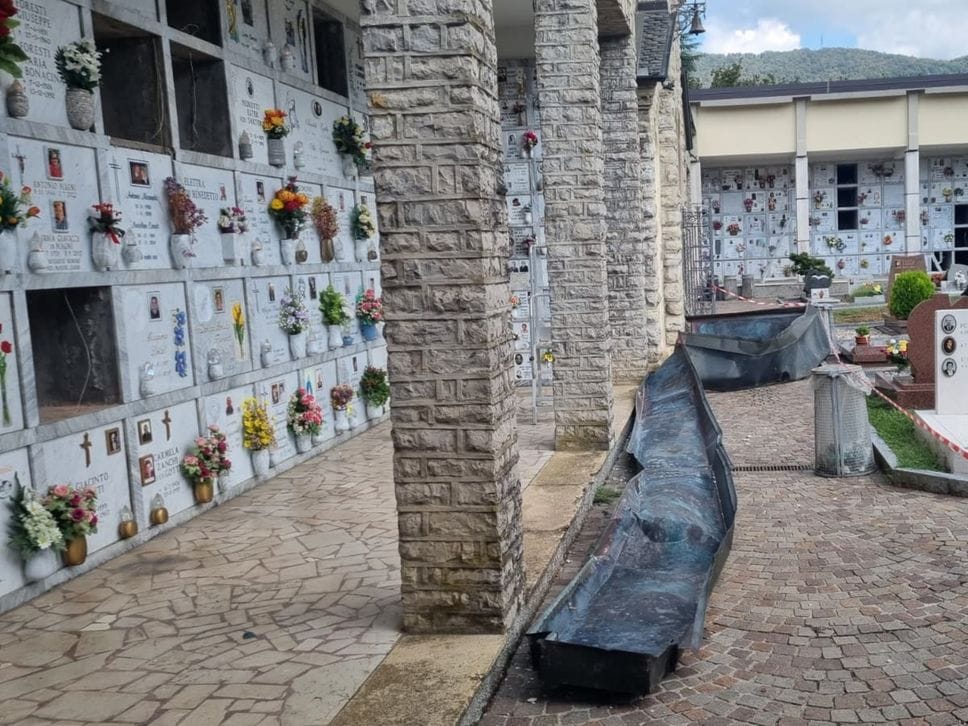 Ponteranica, tentato furto di rame al cimitero: danneggiati gronde e pluviali