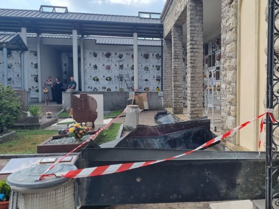 Ponteranica, tentato furto di rame al cimitero: danneggiati gronde e pluviali