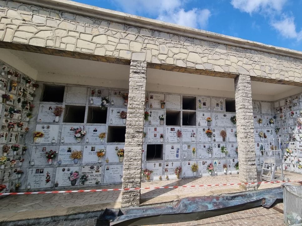Ponteranica, tentato furto di rame al cimitero: danneggiati gronde e pluviali