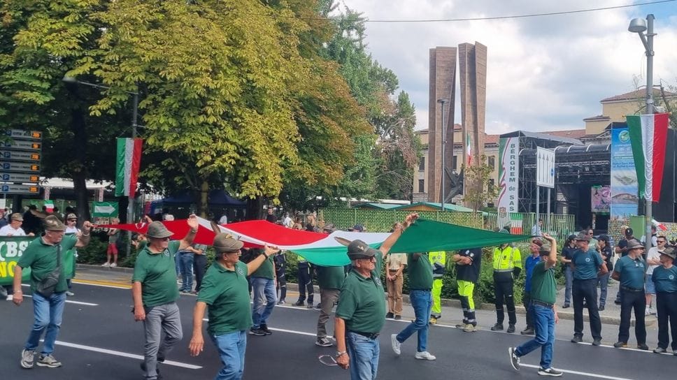 Alpini, Bergamo celebra i 105 anni: la sfilata e la città in festa - Foto