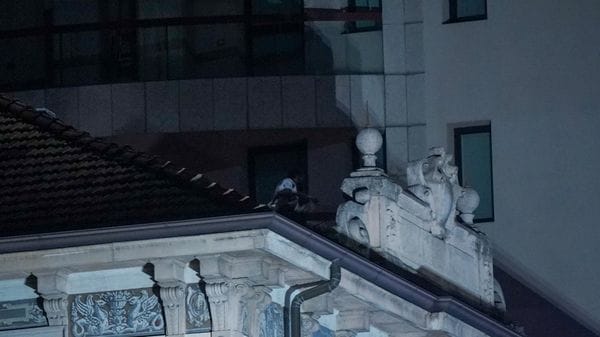 Bergamo, si barrica sul tetto di un palazzo di via Paleocapa, notte di negoziazione: l’arresto alle 3.40 - Foto e video