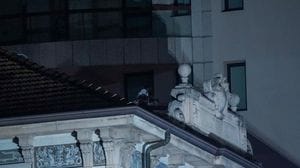 Bergamo, si barrica sul tetto di un palazzo di via Paleocapa, notte di negoziazione: l’arresto alle 3.40 - Foto e video