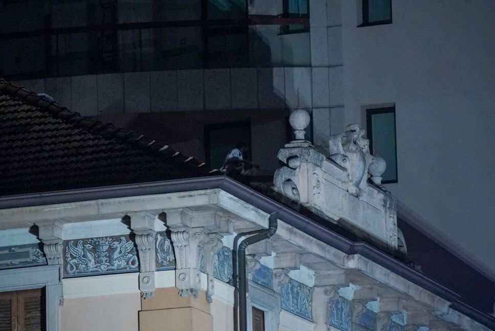 Bergamo, si barrica sul tetto di un palazzo di via Paleocapa, notte di negoziazione: l’arresto alle 3.40 - Foto e video