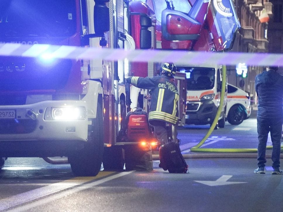 Bergamo, si barrica sul tetto di un palazzo di via Paleocapa, notte di negoziazione: l’arresto alle 3.40 - Foto