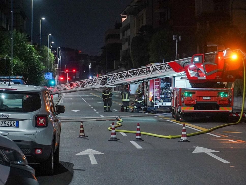 Bergamo, si barrica sul tetto di un palazzo di via Paleocapa, notte di negoziazione: l’arresto alle 3.40 - Foto