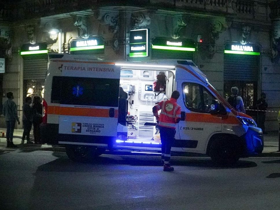 Bergamo, si barrica sul tetto di un palazzo di via Paleocapa, notte di negoziazione: l’arresto alle 3.40 - Foto