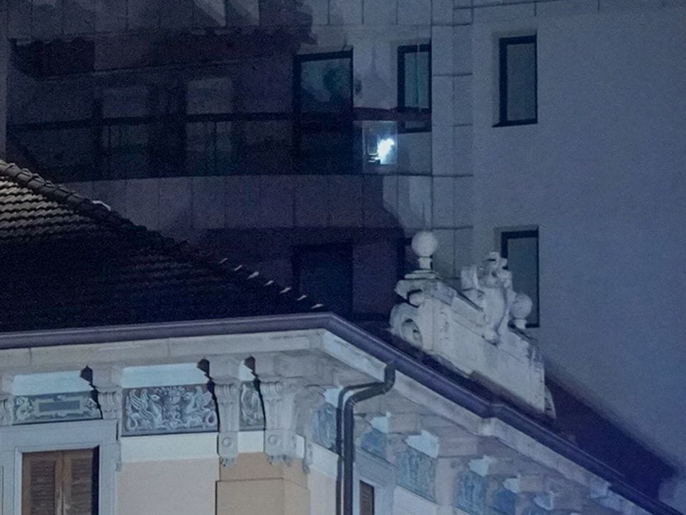 Bergamo, si barrica sul tetto di un palazzo di via Paleocapa, notte di negoziazione: l’arresto alle 3.40 - Foto