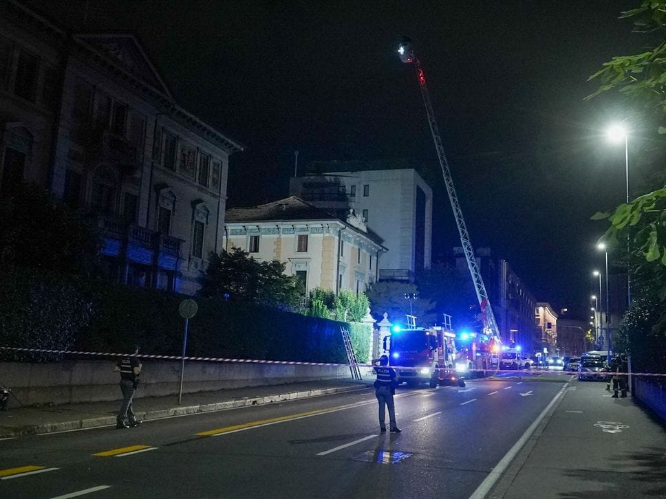 Bergamo, si barrica sul tetto di un palazzo di via Paleocapa, notte di negoziazione: l’arresto alle 3.40 - Foto
