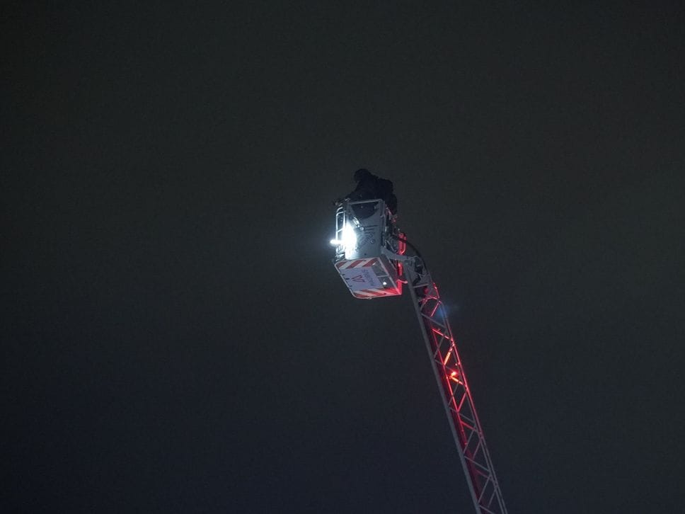 Bergamo, si barrica sul tetto di un palazzo di via Paleocapa, notte di negoziazione: l’arresto alle 3.40 - Foto