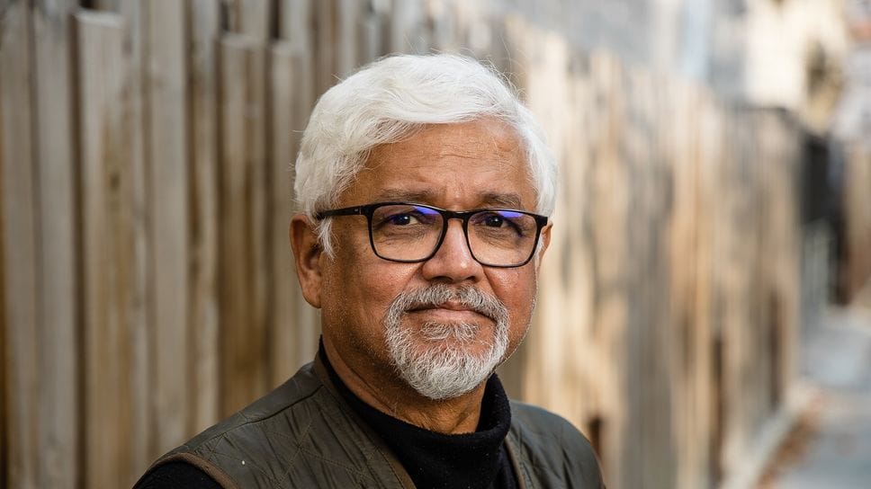Lo scrittore Amitav Ghosh a «Molte Fedi»: «Stupore e senso del sacro, le chiavi per salvare il mondo»