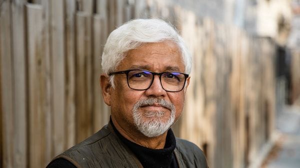 Lo scrittore Amitav Ghosh a «Molte Fedi»: «Stupore e senso del sacro, le chiavi per salvare il mondo»