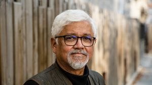 Lo scrittore Amitav Ghosh a «Molte Fedi»: «Stupore e senso del sacro, le chiavi per salvare il mondo»