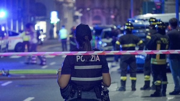 Sul tetto di un palazzo in via Paleocapa, l’uomo è sceso alle 3.40 - Foto