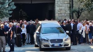 Chiesa gremita a Bergamo per l’ultimo saluto a Sandro Dall’Ara
