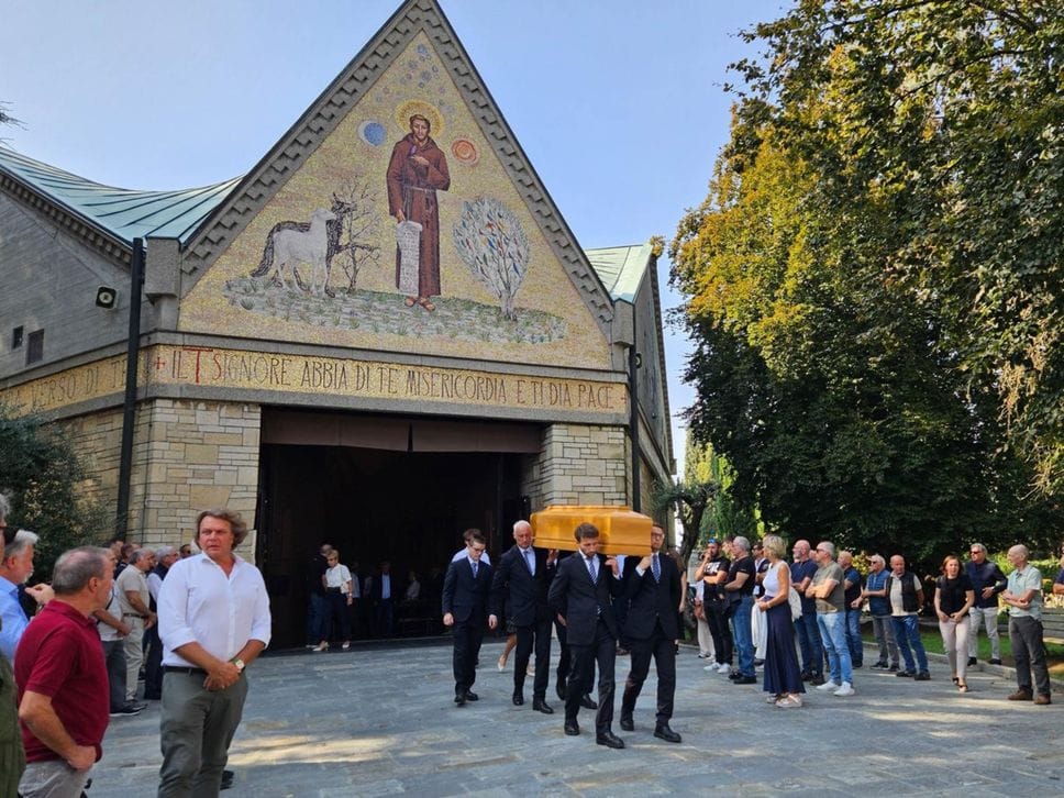 Chiesa gremita a Bergamo per l’ultimo saluto a Sandro Dall’Ara