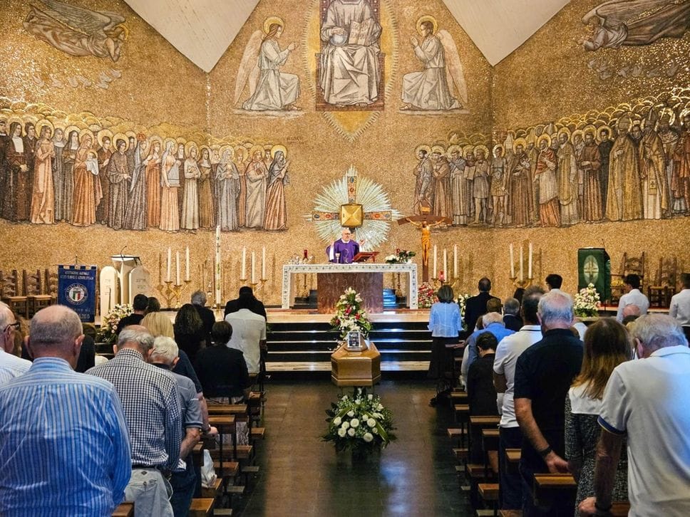 Chiesa gremita a Bergamo per l’ultimo saluto a Sandro Dall’Ara