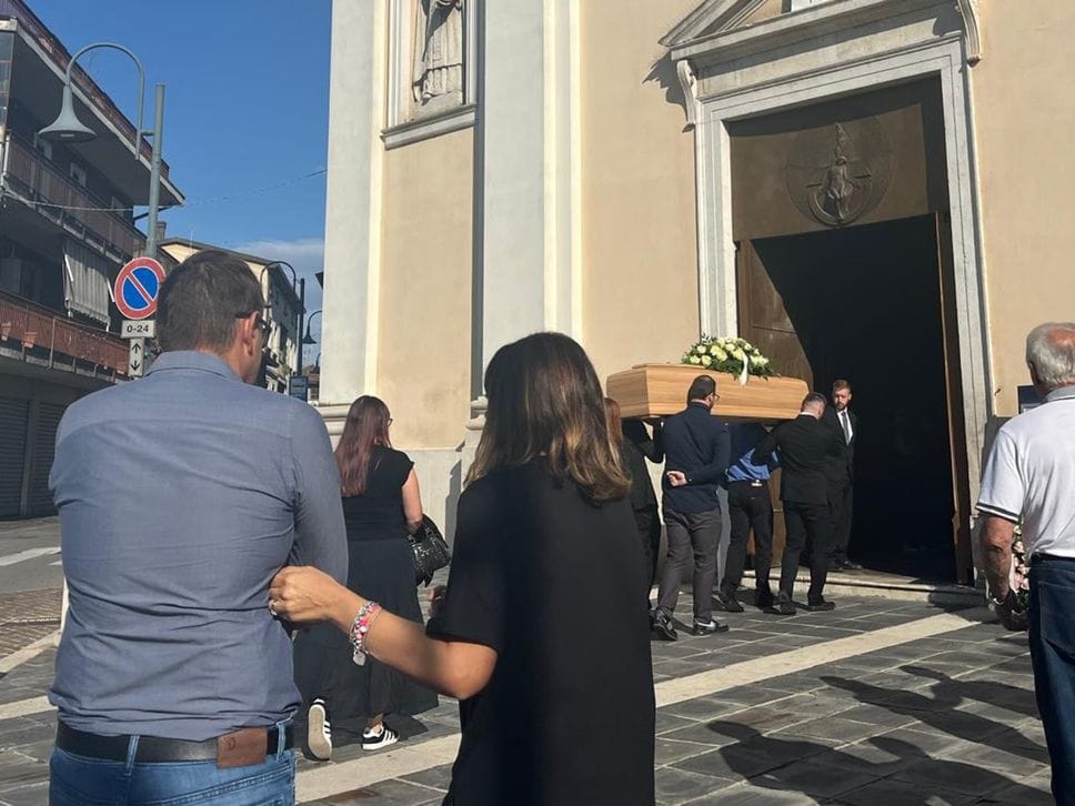 «Dio ci ha creati per la vita». Chiesa gremita per Moira Archetti