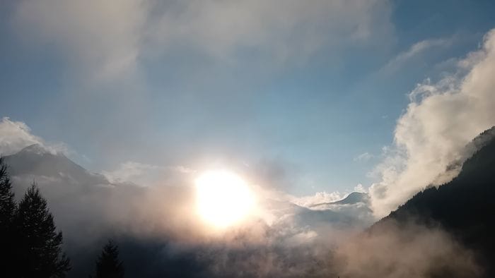 La nebbia avvolge il sole