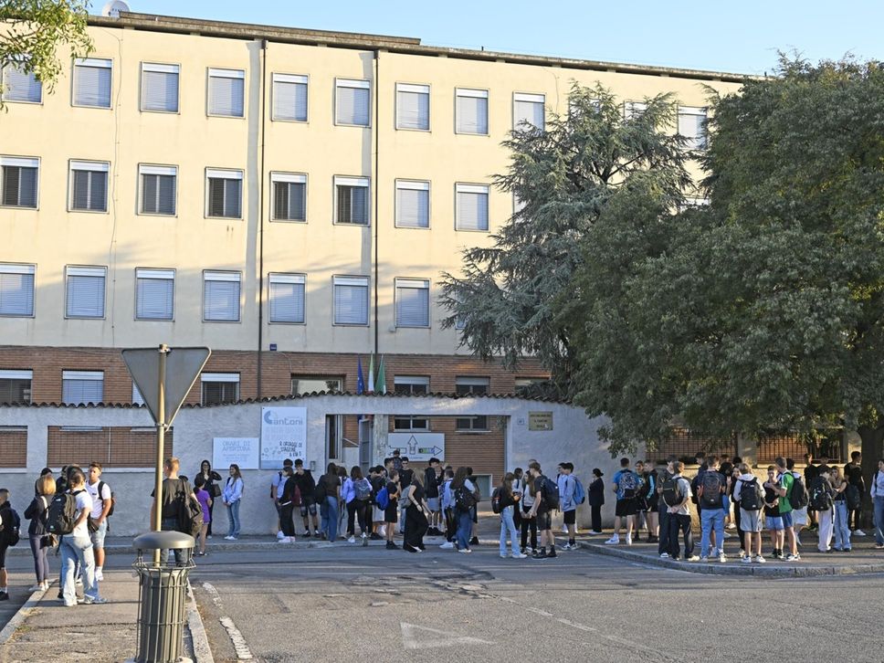 Scuola e traffico a Bergamo: e-Brt affollata e lievi ritardi. «Positivo il dato sull’utilizzo del trasporto pubblico» - Foto e video