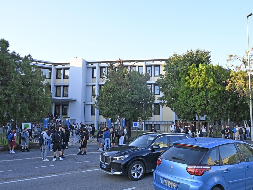 Scuola e traffico a Bergamo: e-Brt affollata e lievi ritardi. «Positivo il dato sull’utilizzo del trasporto pubblico» - Foto e video