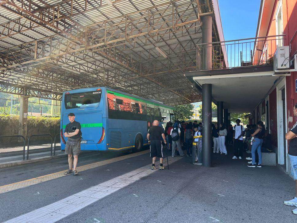 Scuola e traffico a Bergamo: e-Brt affollata e lievi ritardi. «Positivo il dato sull’utilizzo del trasporto pubblico» - Foto e video