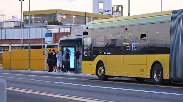 Scuola e traffico a Bergamo: e-Brt affollata e lievi ritardi. «Positivo il dato sull’utilizzo del trasporto pubblico» - Foto e video