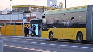 Scuola e traffico a Bergamo: e-Brt affollata e lievi ritardi. «Positivo il dato sull’utilizzo del trasporto pubblico» - Foto e video