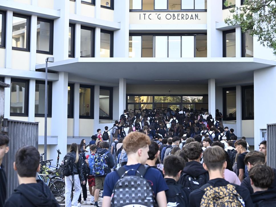 Scuola e traffico a Bergamo: e-Brt affollata e lievi ritardi. «Positivo il dato sull’utilizzo del trasporto pubblico» - Foto e video