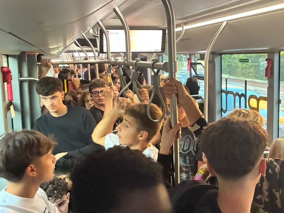 Scuola, la prima prova del traffico a Bergamo: e-Brt affollata e lievi ritardi. Code, resta il nodo di via Autostrada - Foto e video