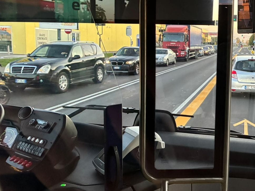 Scuola, la prima prova del traffico a Bergamo: e-Brt affollata e lievi ritardi. Code, resta il nodo di via Autostrada - Foto e video