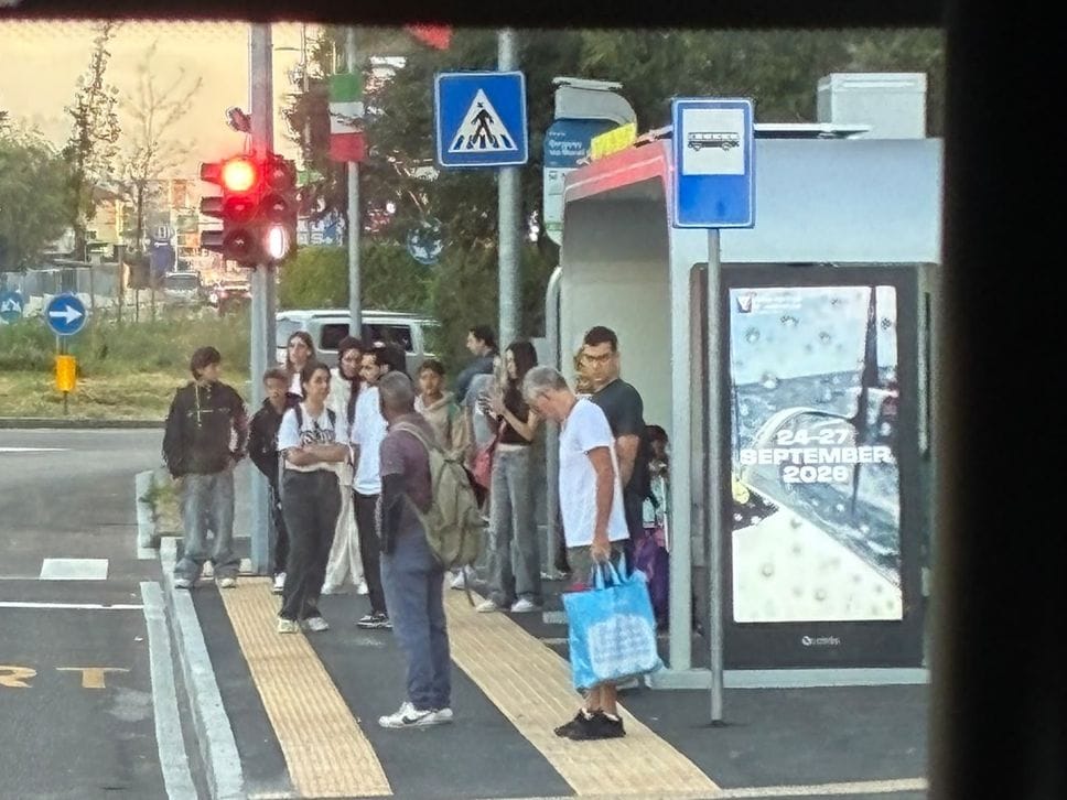 Scuola, la prima prova del traffico a Bergamo: e-Brt affollata e lievi ritardi. Code, resta il nodo di via Autostrada - Foto e video