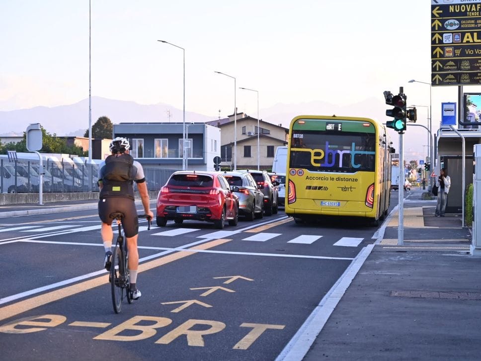 Scuola, la prima prova del traffico a Bergamo: e-Brt affollata e lievi ritardi. Code, resta il nodo di via Autostrada - Foto e video
