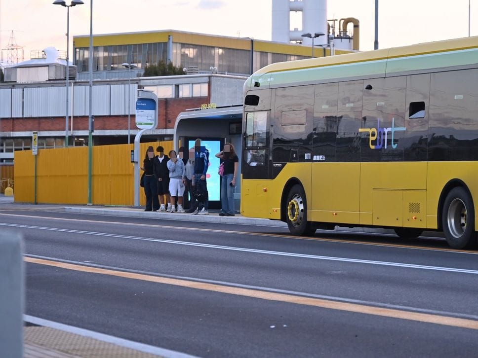 Scuola, la prima prova del traffico a Bergamo: e-Brt affollata e lievi ritardi. Code, resta il nodo di via Autostrada - Foto e video