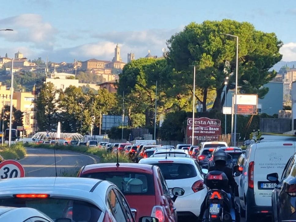 Scuola, la prima prova del traffico a Bergamo: e-Brt affollata e lievi ritardi. Code, resta il nodo di via Autostrada - Foto e video