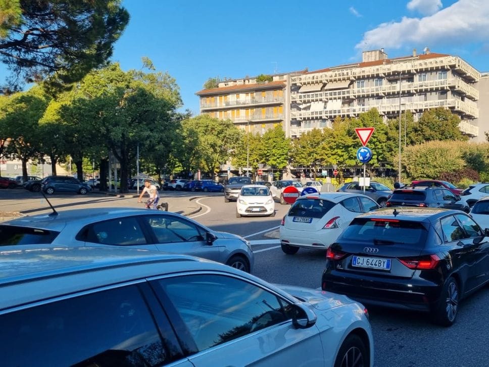 Scuola, la prima prova del traffico a Bergamo: e-Brt affollata e lievi ritardi. Code, resta il nodo di via Autostrada - Foto e video