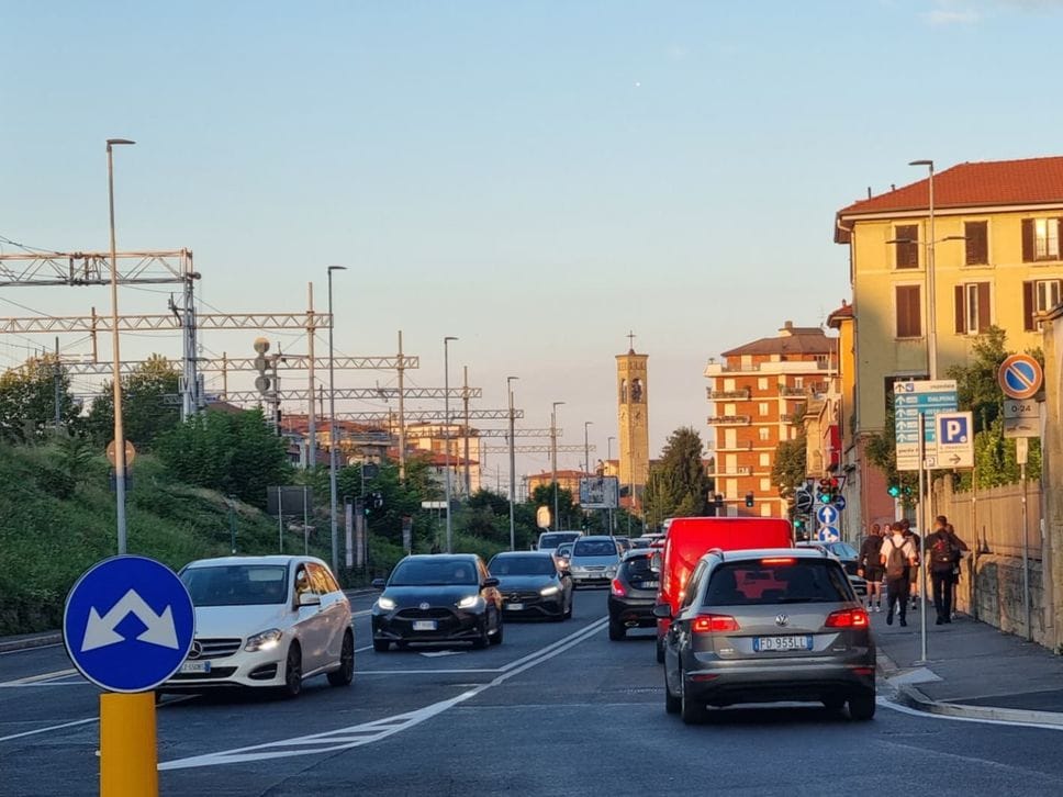 Scuola, la prima prova del traffico a Bergamo: e-Brt affollata e lievi ritardi. Code, resta il nodo di via Autostrada - Foto e video
