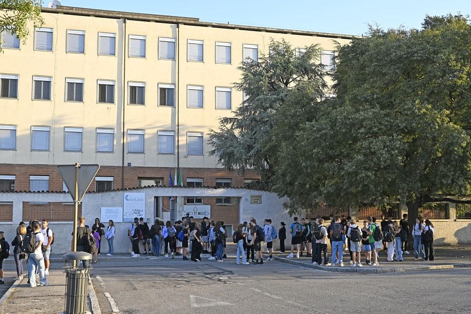 Scuola, la prima prova del traffico a Bergamo: e-Brt affollata e lievi ritardi. Code, resta il nodo di via Autostrada - Foto e video