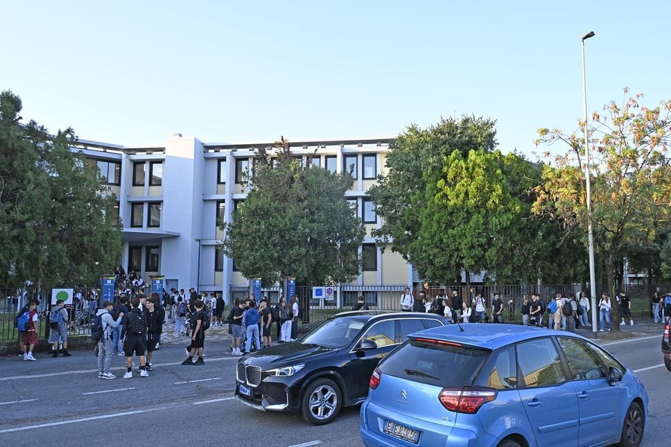 Scuola, la prima prova del traffico a Bergamo: e-Brt affollata e lievi ritardi. Code, resta il nodo di via Autostrada - Foto e video