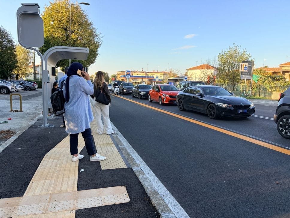 Scuola, la prima prova del traffico a Bergamo: e-Brt affollata e lievi ritardi. Code, resta il nodo di via Autostrada - Foto e video