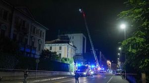 Bergamo, scagliò tegole dal tetto di un ex asilo: «Ero spaventato». Resta in carcere