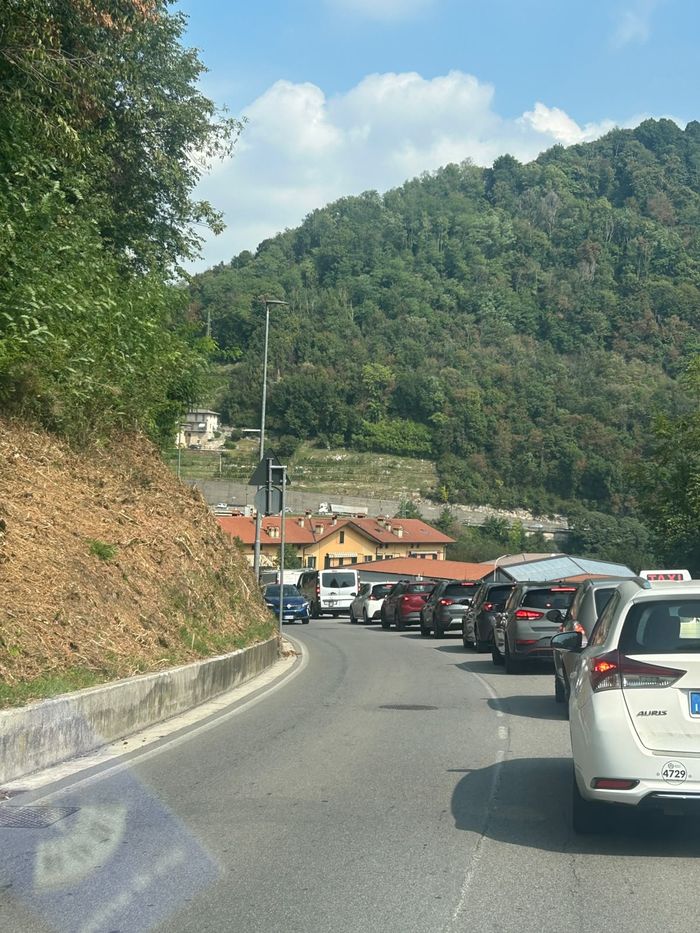 Camion contro il guardrail a Sedrina: traffico bloccato e lunghe code - Foto