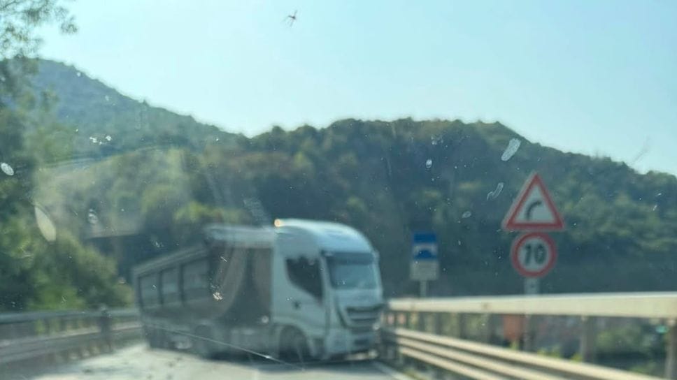 Camion contro il guardrail a Sedrina: traffico bloccato e lunghe code - Foto