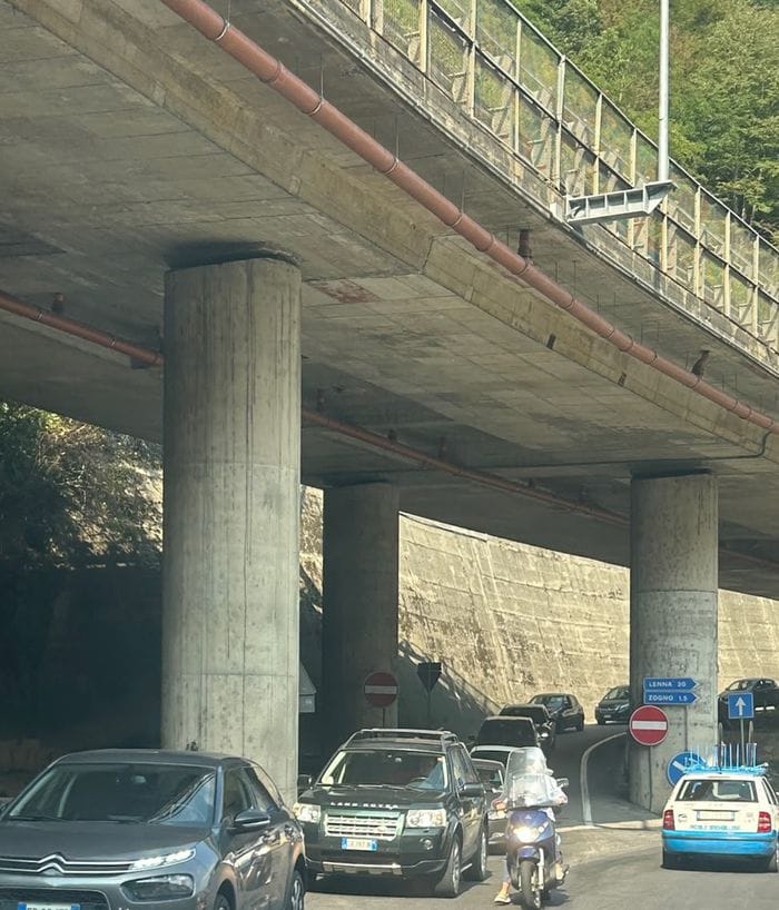 Camion contro il guardrail a Sedrina: traffico bloccato e lunghe code - Foto