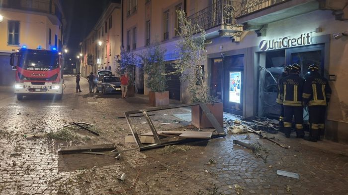 https://storage.ecodibergamo.it/media/photologue/2026/9/16/photos/cache/esplosione-nella-notte-a-treviglio-colpito-il-bancomat-unicredit-di-via-roma_cca8241c-b191-11f1-ad62-1164c33d5a46_1920_1080_v3_large_16_9.jpeg