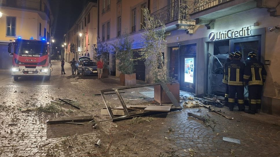 Esplosioni nella notte a Treviglio, colpito il bancomat Unicredit di via Roma - Foto