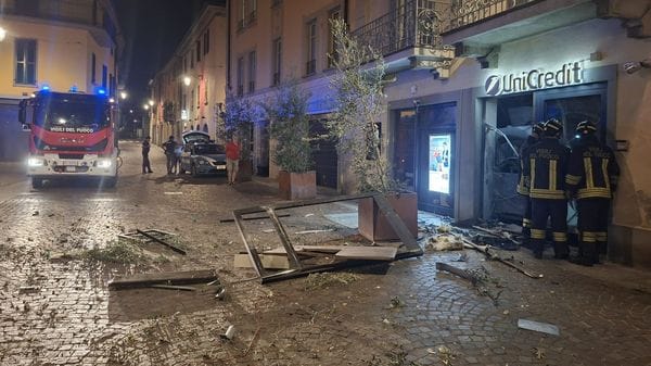 Esplosioni nella notte a Treviglio, colpito il bancomat Unicredit di via Roma - Foto