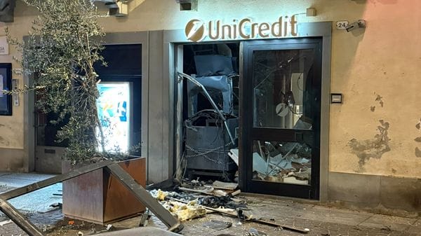 Esplosioni nella notte a Treviglio, colpito il bancomat Unicredit