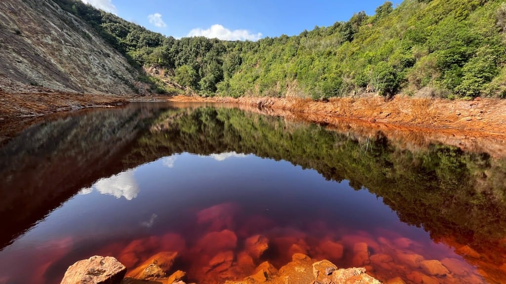 Il lago rosso