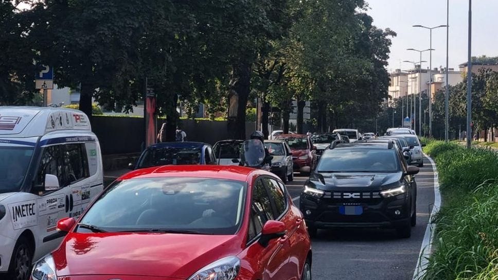 Viabilità a Bergamo: con via Baschenis chiusa verso l’A4, più code in via Carducci