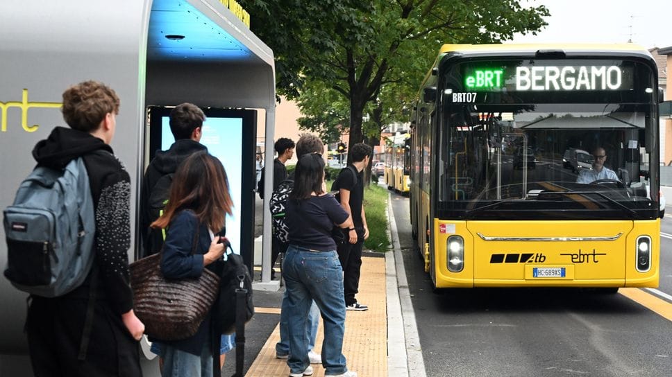 E-Brt, più passeggeri ma restano i ritardi: due bus alla volta per caricare gli studenti